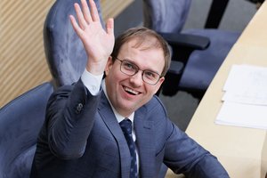 Už grotų, bet vis dar Seimo narys: V. Gapšys išsaugojo mandatą