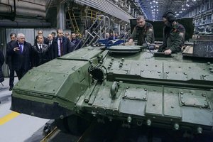 Vakarų bendrovės toliau tiekia komponentus Rusijos tankams gaminti: figūruoja ir Lietuva