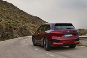 BMW sieks 2024 m. parduoti daugiau nei 500 000 elektromobilių
