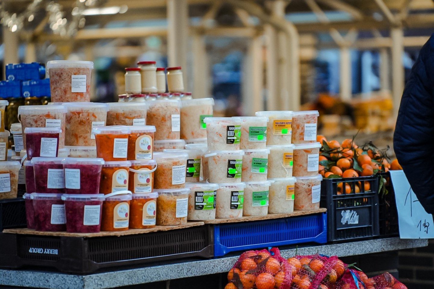 Artėjant šventėms, gyventojai iš parduotuvių ir turgelių jau šluoja maisto produktus Kūčių ir Kalėdų stalui.<br>Ž.Večiorkutės / jp.lt nuotr.