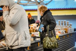 Gyventojai užplūdo turgus: ieško silkių, džiovintų baravykų ir kitų šventinių skanėstų – štai kokios kainos