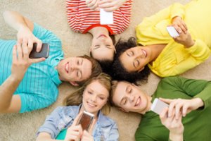 Kokie pavojai jaunų žmonių tyko socialiniuose tinkluose?