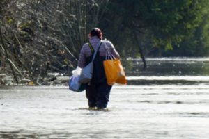 Priekulės seniūnijoje vanduo kai kur jau apsėmė kelius, Minijos lygis artėja prie stichinio