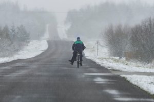 Kelininkai įspėja keliausiančius naktį: eismą sunkins plikledis ir šlapdriba