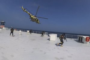 Kraupūs įvykiai Raudonojoje jūroje trikdo svarbų procesą: įspėja, kad poveikį pajusime visi