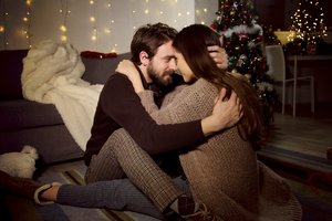 Poros kalėdinę romantiką sudrumstė netikėtas svečias – atidarius duris mergina tiesiog nustėro