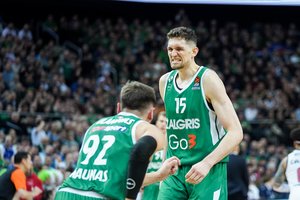 Pažymiai Eurolygos lietuviams: varžovų siaubas L. Birutis ir T. Sedekerskio gynybos pamokos E. Ulanovui