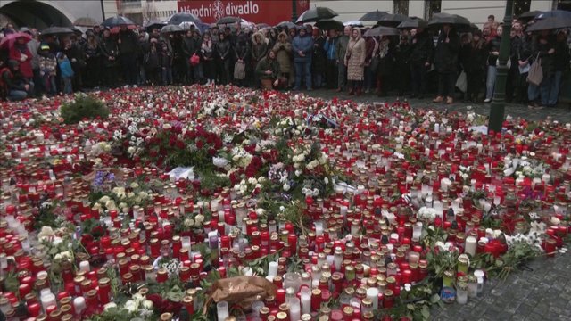 Po kruvino išpuolio Prahoje – paskelbta gedulo diena: tragedijos vieta nuklota žvakėmis ir gėlėmis