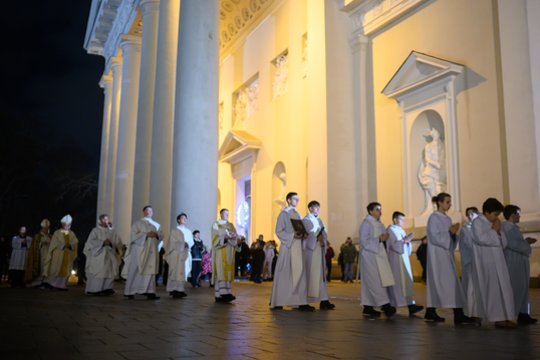Šv. Kūčių vakarą sostinės gyventojai rinkosi į Piemenėlių mišias Vilniaus arkikatedroje bazilikoje.<br> V. Skaraičio nuotr.