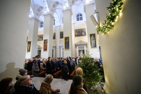 Šv. Kūčių vakarą sostinės gyventojai rinkosi į Piemenėlių mišias Vilniaus arkikatedroje bazilikoje.<br> V. Skaraičio nuotr.