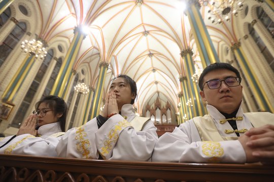 2023 m. gruodžio 25 d. Katalikai dalyvauja Kalėdų išvakarių mišiose Xishiku katalikų bažnyčioje Pekine, Kinijoje. <br>EPA-ELTA nuotr.