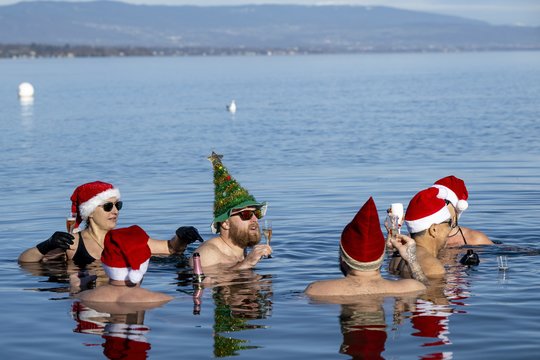 Kalėdų išvakarių maudynės Lemano ežere esančiame Ženevoje, Šveicarijoje.<br>EPA-ELTA nuotr.