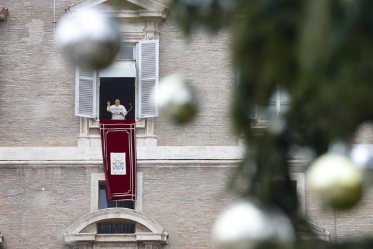 Popiežius Pranciškus kalba Viešpaties Angelo maldą pro savo kabineto langą su vaizdu į Šventojo Petro aikštę.<br>EPA-ELTA nuotr.