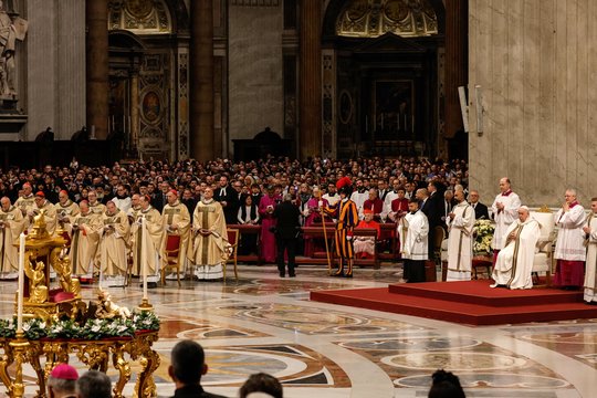 Popiežius Pranciškus vadovauja Kalėdų vidurnakčio mišioms Šventojo Petro bazilikoje Vatikane.<br>EPA-ELTA nuotr.