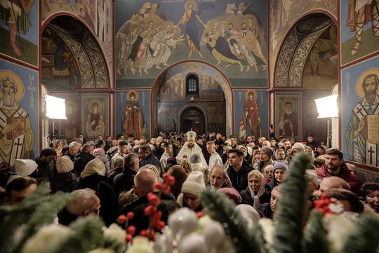 Kalėdų išvakarių pamaldos Šv. arkangelo Mykolo auksakalystės katedroje Kijeve, Ukrainoje, gruodžio 24 d. Ukraina šiemet pirmą kartą Kalėdas švenčia gruodžio 25 d. pagal vakarietišką kalendorių. Ukrainos prezidentas Volodymyras Zelenskis liepą pasirašė įstatymą, kuriuo šventė perkeliama iš rusų stačiatikių kalendoriaus.<br>EPA-ELTA nuotr.