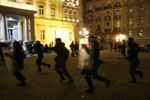 Belgrade – protestai prieš savivaldos rinkimų rezultatus: demonstrantai susidūrė su policija