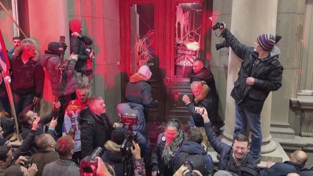 Tūkstančiai Belgrade protestavo prieš parlamento rinkimų rezultatus: mitingas greitai peraugo į riaušes