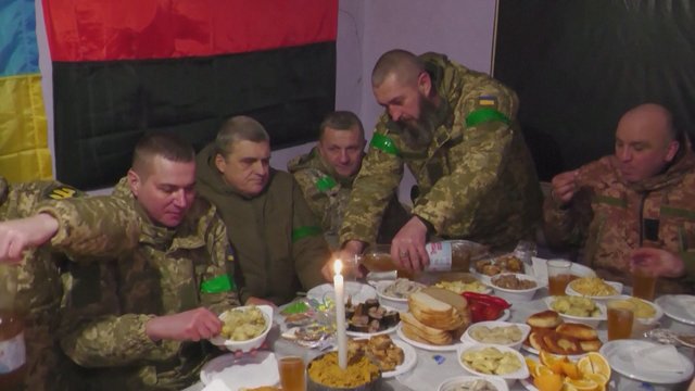 Parodė, kaip Ukraina švenčia Kalėdas karo fone: V. Zelenskis pabrėžia – svarbiausia žmonės, sėdintys prie stalo