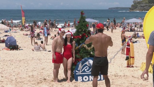 Kalėdos kitaip: Australijoje žmonės patiekalais nuklotus stalus iškeitė į paplūdimius