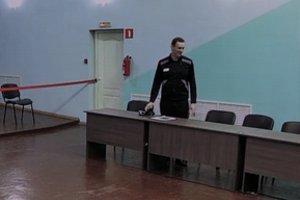 Po dviejų savaičių tylos Kremliaus oponentas A. Navalnas vėl pasirodė kalėjime