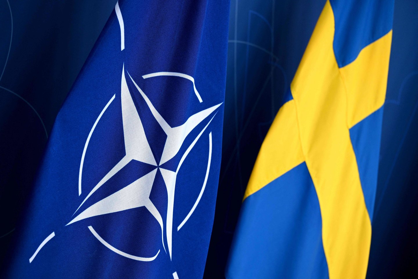 NATO ir Švedijos vėliavos.