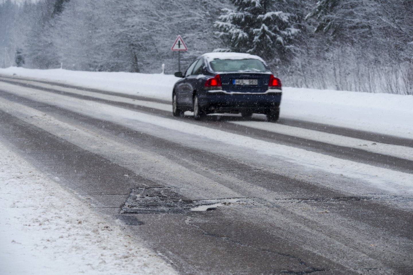Kelininkai: šalies keliai slidūs dėl plikledžio, padengti pažliugusiu sniegu.
