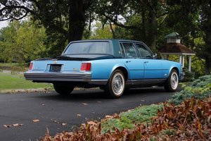 Įdomią istoriją turintis prabangus Elvio Preslio „Cadillac“ parduodamas aukcione