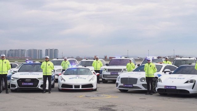 Turkijos pareigūnai važinės prabangiais automobiliais: konfiskuotas turtas talkins gaudant pažeidėjus