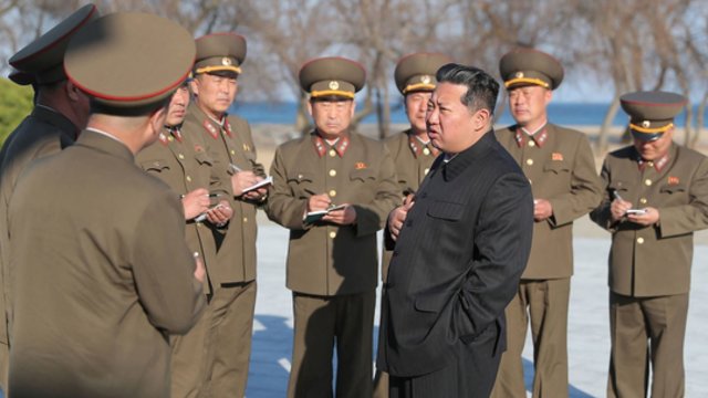 Kim Jong Unas prakalbo apie spartesnį pasirengimą karui: esą padėtis Korėjos pusiasalyje – kraštutinė