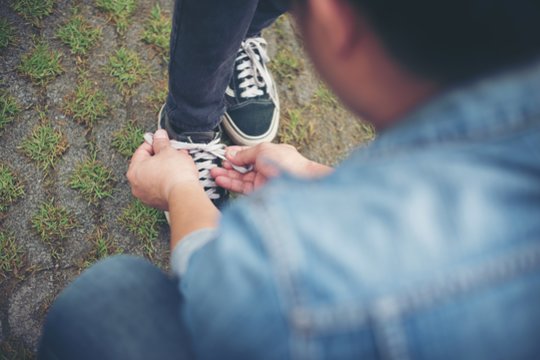 Trys patarimai, kaip išmokyti vaikus užsirišti batų raištelius