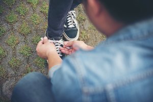 Trys patarimai, kaip išmokyti vaikus užsirišti batų raištelius