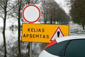 Šilutės rajone potvynio vanduo nuo kelio nunešė automobilį: jo vairuotoją iškėlė ugniagesiai