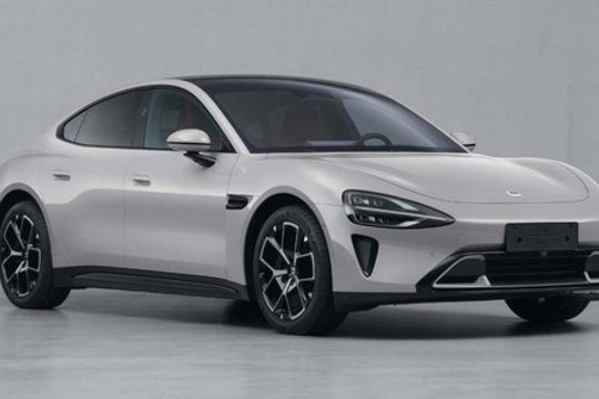 Kinijos išmaniųjų telefonų milžinė „Xiaomi“ pristatė savo pirmąjį elektromobilį