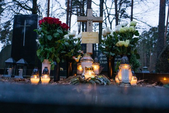  Agnės Jagelavičiūtės kapas nuklotas gėlėmis ir žvakėmis.<br>G. Bitvinsko nuotr.