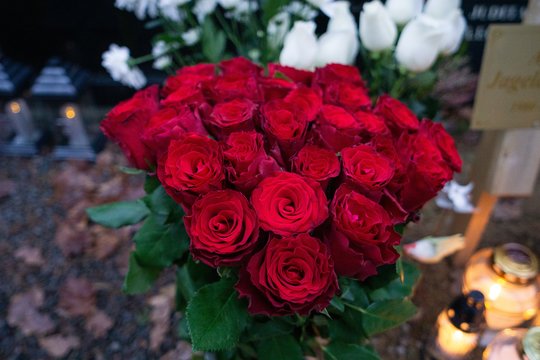  Agnės Jagelavičiūtės kapas nuklotas gėlėmis ir žvakėmis.<br>G. Bitvinsko nuotr.