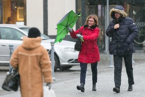 Paskutinės metų dienos bus šiltos, tačiau teks pasisaugoti: numatomas gūsingas vėjas, vietomis – plikledis