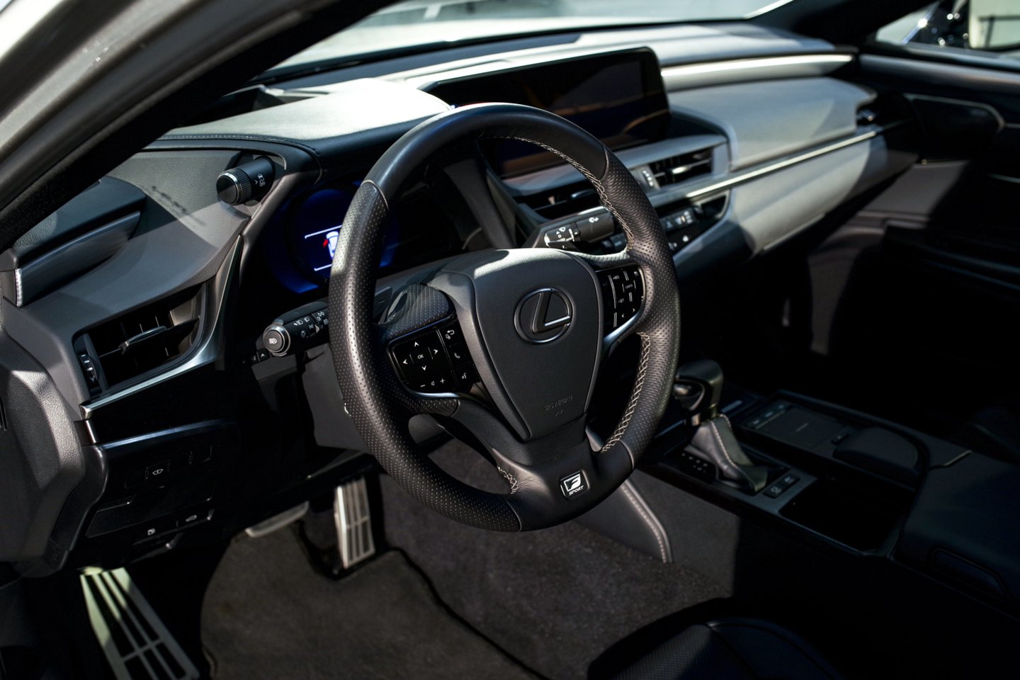Automobilis „Lexus“.