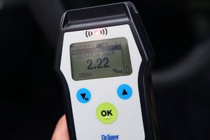 Kelmės savivaldybėje – girtas it pėdas valdininkas: keistą elgesį pastebėję kolegos iškvietė policiją