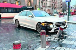 Naujausia auka tapo „Mercedes“: vairuotojai Gedimino pr. vis dar nepastebi šių kliūčių