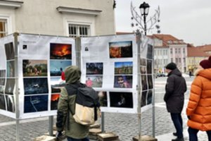 „Moterų kūnai kaip mūšio laukai“ – praeivius stebina fotografijų paroda Rotušės aikštėje