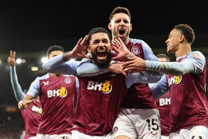 „Aston Villa“ metus užbaigė dar viena pergale ir susilygino taškais su lyderiu „Liverpool“