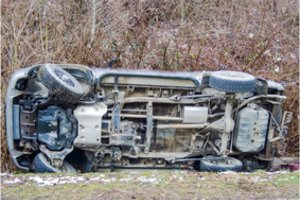 Kelyje Vilnius–Kaunas–Klaipėda eismo sąlygos tragiškos: vairuotojai praneša apie automobilius grioviuose