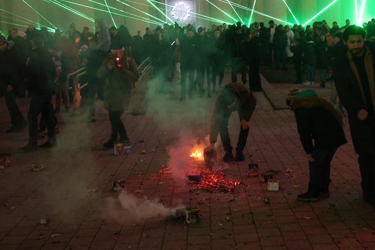 Naujametinė naktis Vilniuje: tūkstantinė minia ir savo taurėmis bei fejerverkais nešinų būriai
