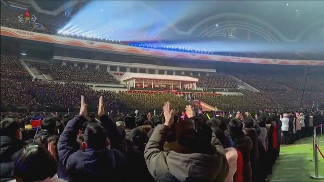 Naujųjų metų sutikimas Šiaurės Korėjoje: pompastiškas akrobatų bei čiuožėjų šou