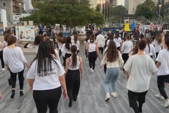 Tel Avivo aikštėje surengta šokių pamoka: skirta „Hamas“ įkaitės atminimui 