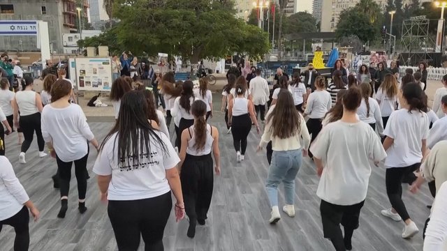 Tel Avivo aikštėje surengta šokių pamoka: skirta „Hamas“ įkaitės atminimui 