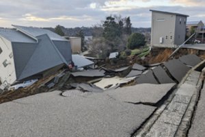 Po galingo žemės drebėjimo Japonijoje, fiksuojamos pirmosios cunamio bangos