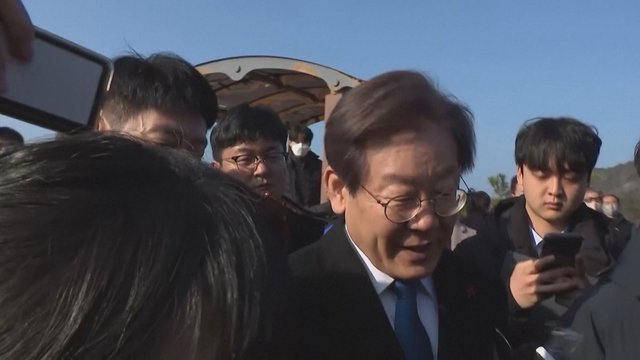Užfiksavo pasikėsinimą į Pietų Korėjos opozicijos lyderio gyvybę: užpuolikas padūrė į kaklą