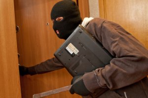 Vilniuje po išgertuvių pasigesta kompiuterio, garso kolonėlės ir automobilio