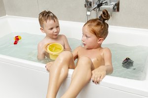 Paaiškino, iki kokio amžiaus broliai ir seserys gali matyti vieni kitus nuogus